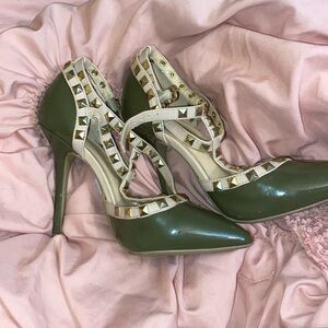 Stiletto heels a olive green color